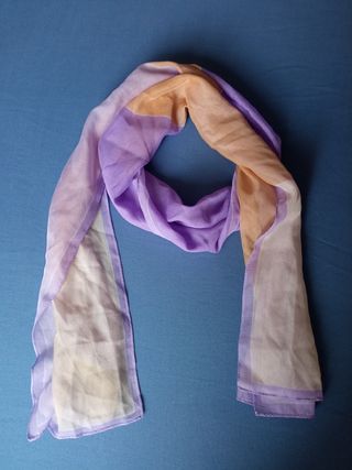 Pañuelo de cuello beige y lila . Nuevo .