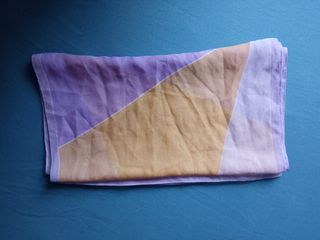 Pañuelo de cuello beige y lila . Nuevo .