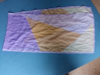 Pañuelo de cuello beige y lila . Nuevo .