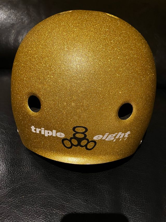 Casco Triple Eight Dorado
