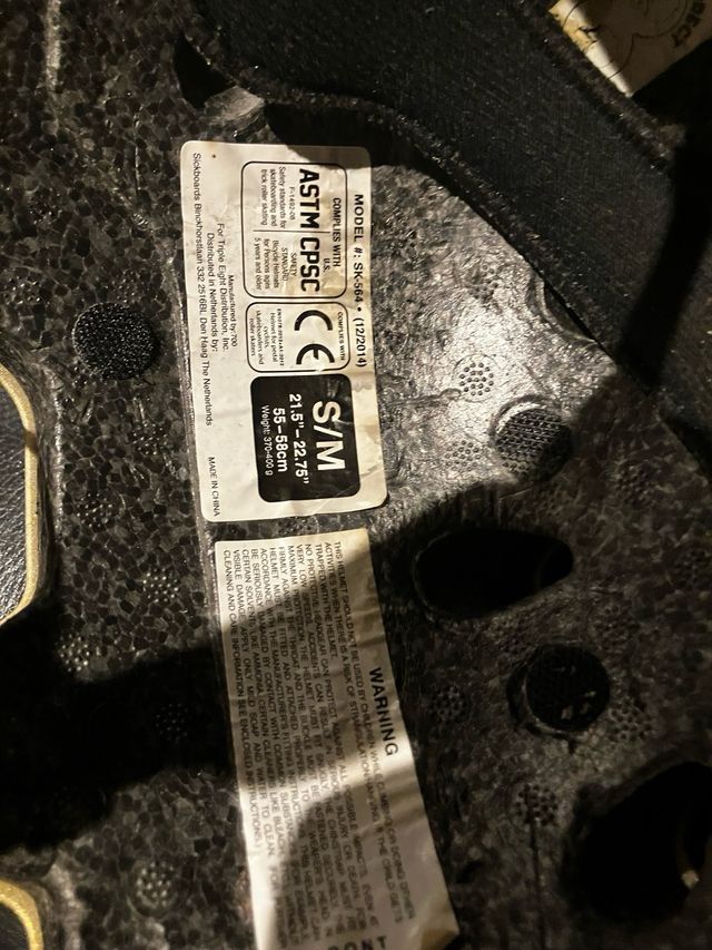 Casco Triple Eight Dorado