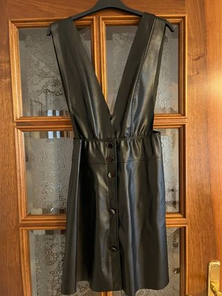 Abito smanicato ecopelle nero