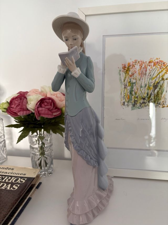 Figura Lladró Porcelana Mujer Leyendo
