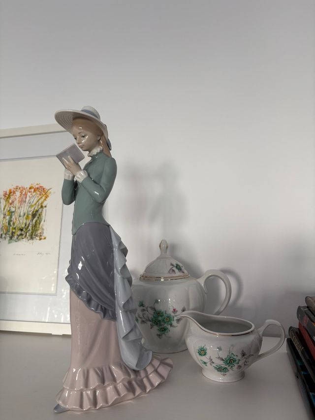 Figura Lladró Porcelana Mujer Leyendo