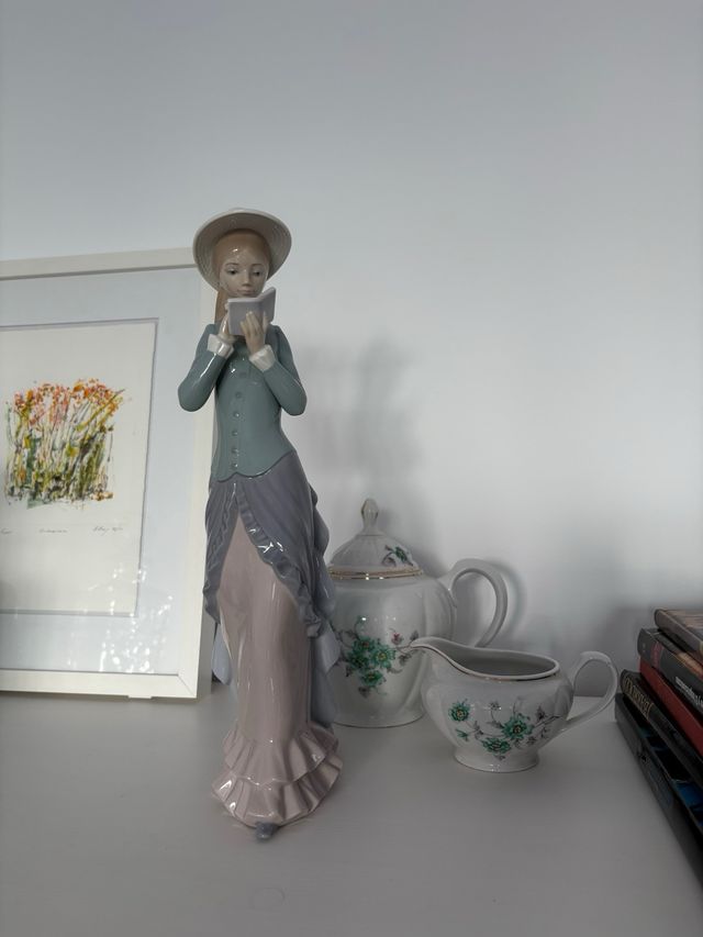 Figura Lladró Porcelana Mujer Leyendo
