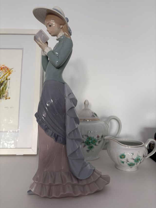 Figura Lladró Porcelana Mujer Leyendo