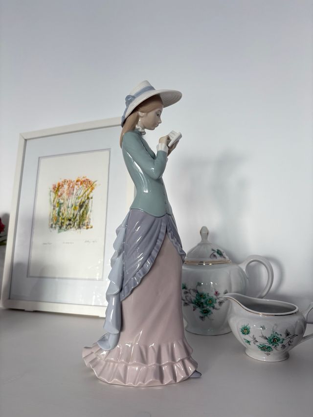 Figura Lladró Porcelana Mujer Leyendo