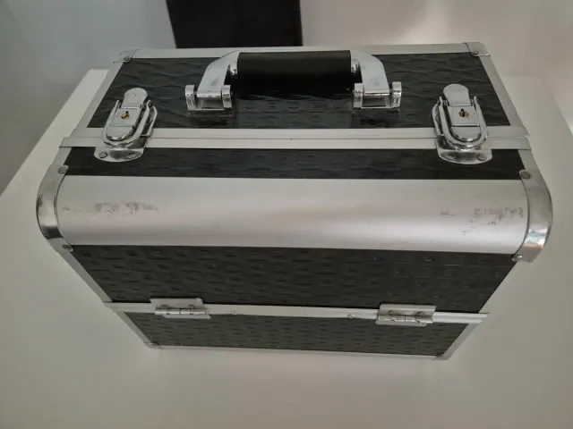 Maletín negro con detalles plateados