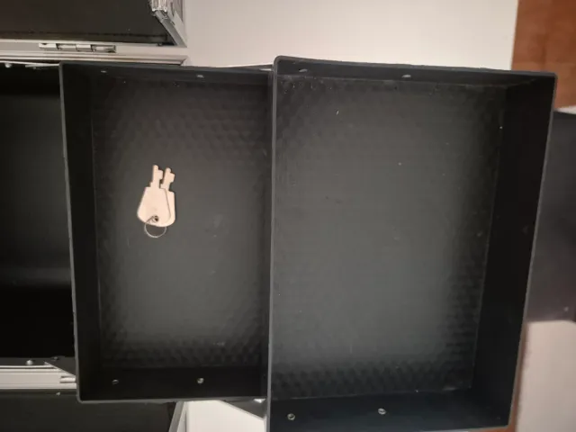 Maletín negro con detalles plateados