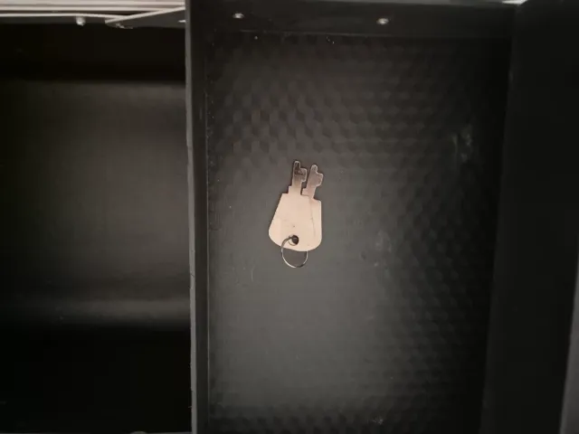 Maletín negro con detalles plateados