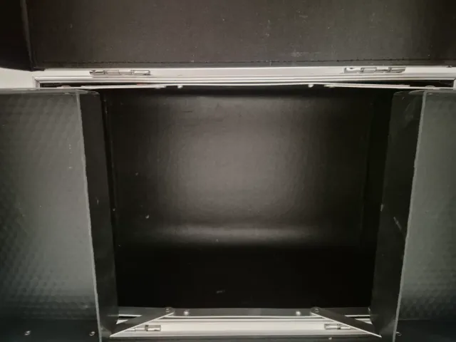 Maletín negro con detalles plateados