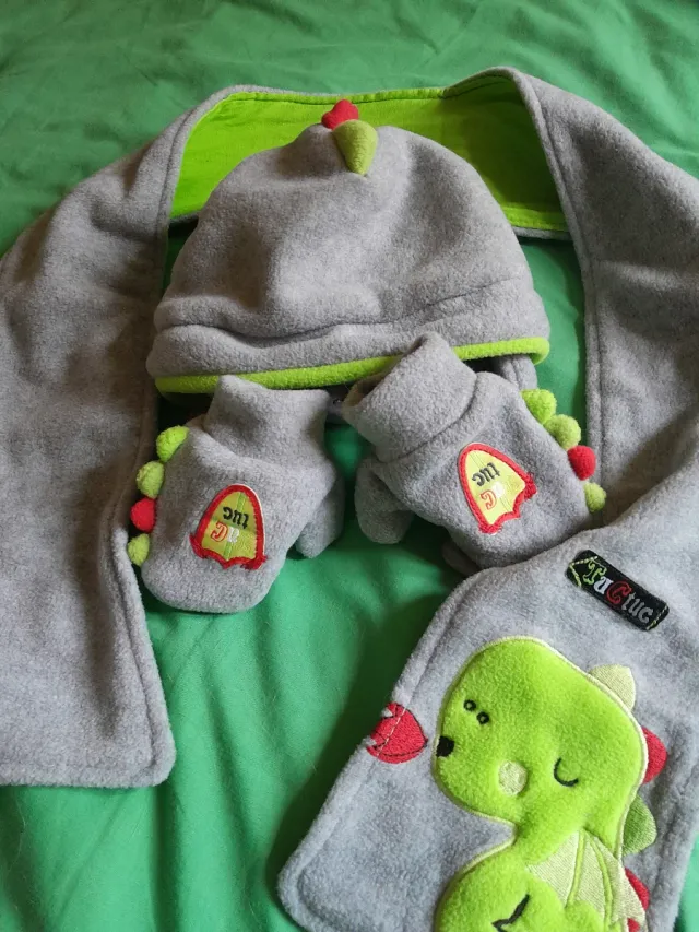 Conjunto Bebé Dinosaurio: Gorro, Bufanda y Manopla