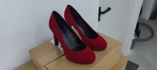 Zapatos de tacón rojos