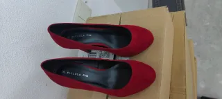 Zapatos de tacón rojos