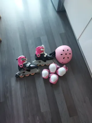 Patines en línea rosas y negros con protecciones