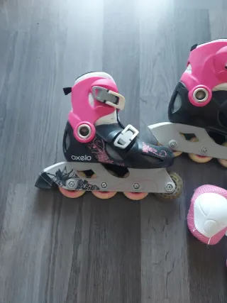 Patines en línea rosas y negros con protecciones