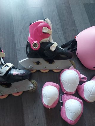 Patines en línea rosas y negros con protecciones