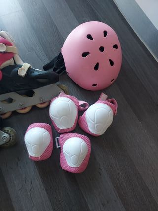 Patines en línea rosas y negros con protecciones