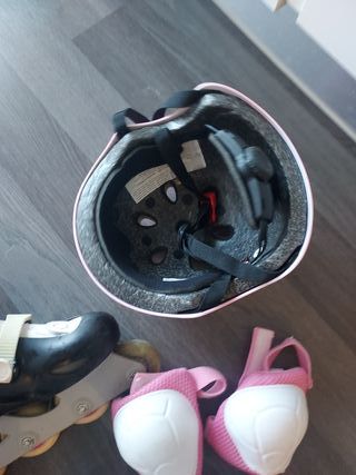 Patines en línea rosas y negros con protecciones