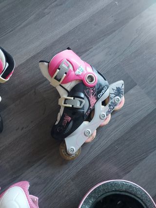 Patines en línea rosas y negros con protecciones