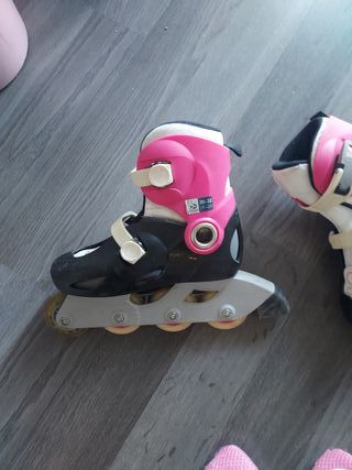 Patines en línea rosas y negros con protecciones