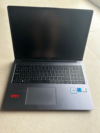 HUAWEI MateBook D 16 Gris con detalle Rojo