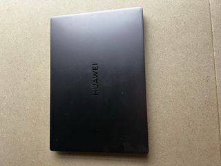 HUAWEI MateBook D 16 Gris con detalle Rojo
