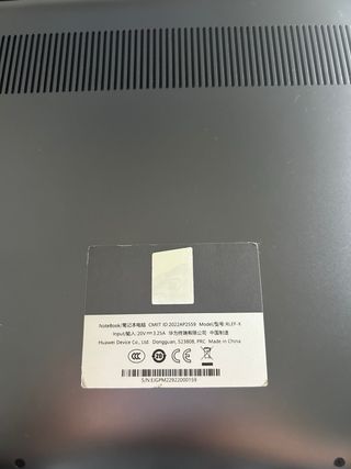 HUAWEI MateBook D 16 Gris con detalle Rojo