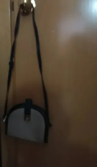 Bolso bandolera beige y negro