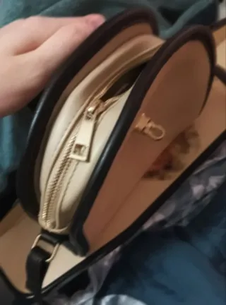Bolso bandolera beige y negro