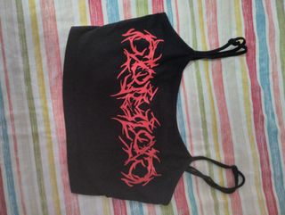 Top negro shein con letras rojas talla s