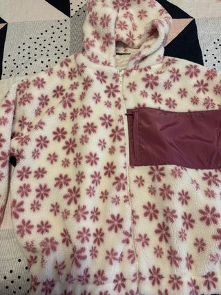Chaqueta polar con flores