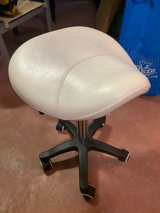 Silla de fisioterapia blanca con ruedas