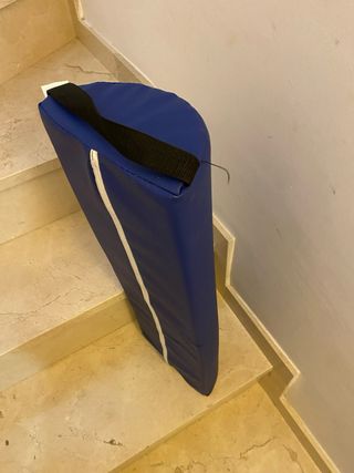 Silla de fisioterapia blanca con ruedas