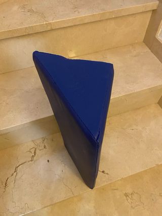 Silla de fisioterapia blanca con ruedas