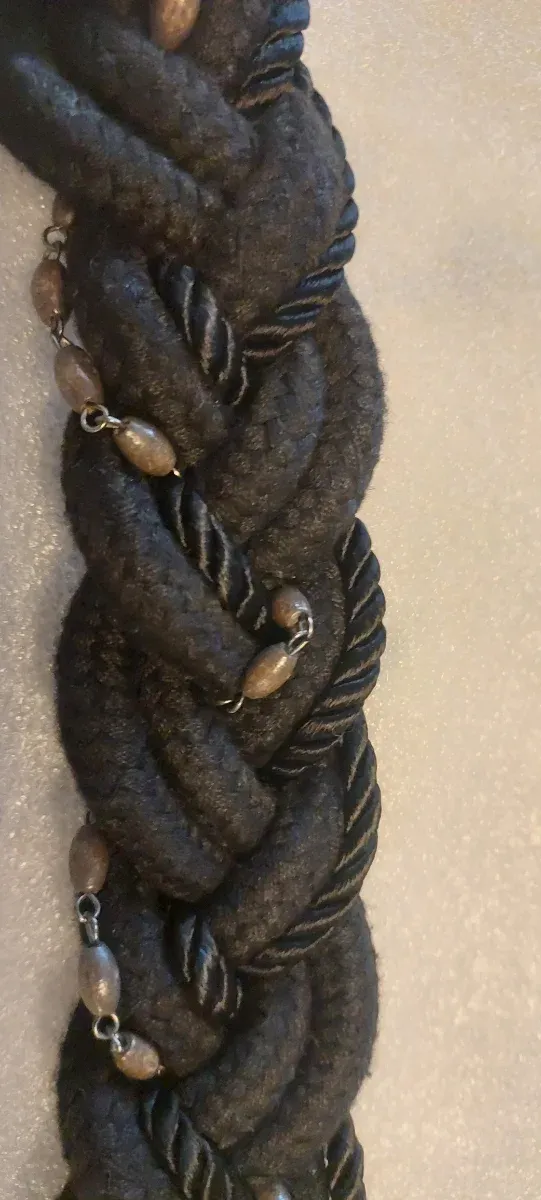 Cinturón trenzado negro con adornos plateados