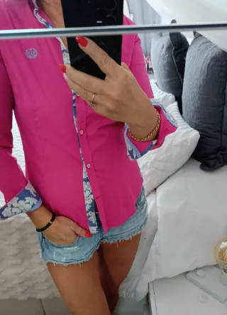 Camisa rosa con estampado floral