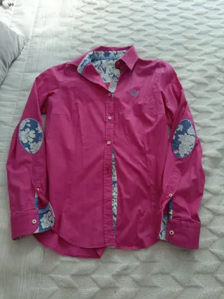 Camisa rosa con estampado floral