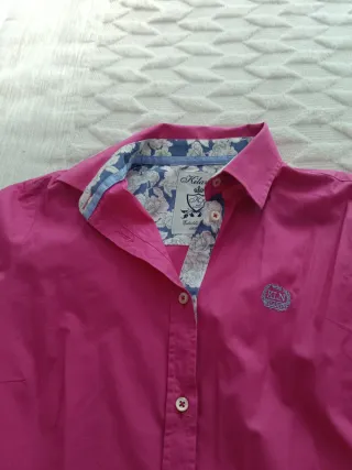 Camisa rosa con estampado floral