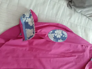 Camisa rosa con estampado floral