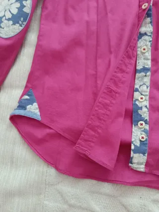 Camisa rosa con estampado floral