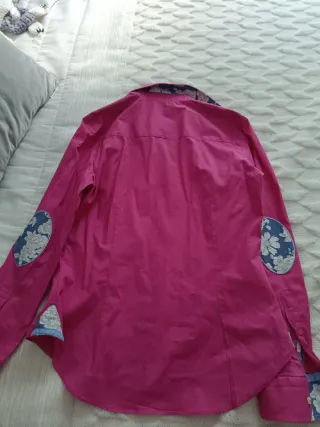 Camisa rosa con estampado floral