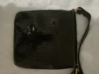 Cartera negra efecto piel cocodrilo