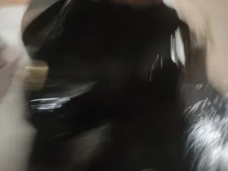 Cartera negra efecto piel cocodrilo