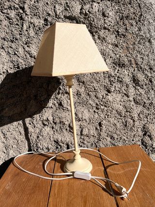 Lámpara de mesa antigua beige
