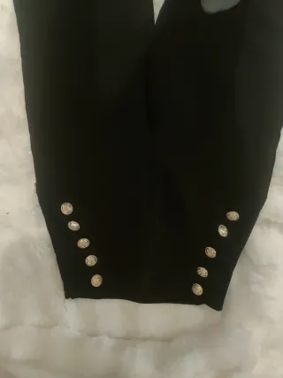 Pantalones negros con botones dorados