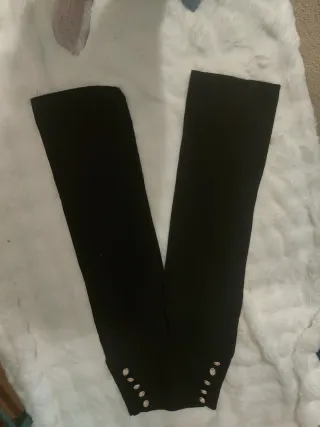 Pantalones negros con botones dorados