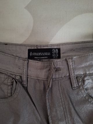 Pantalones plateados metalizados