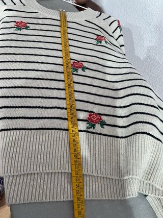 Jersey de punto con rayas y rosas