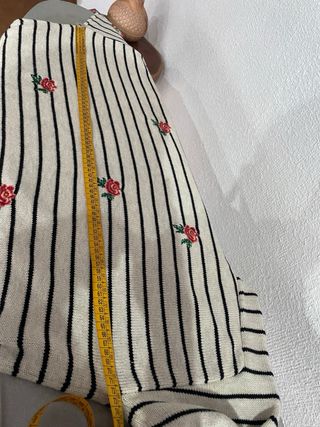 Jersey de punto con rayas y rosas